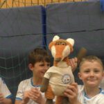 vier Kinder der Fußballfüchse aus Wittenförden vor einem Tor in der Turnhalle der Grundschule