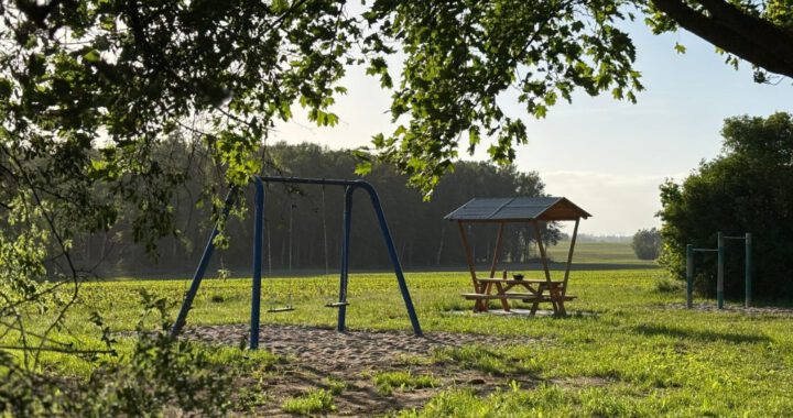 Sitzraufe mit Spielgeräten im Wohngebiet Strietkaegel
