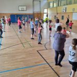 Kinder und Erwachsene beim Zumba® mit Trainerin Stefanie Reinhardt