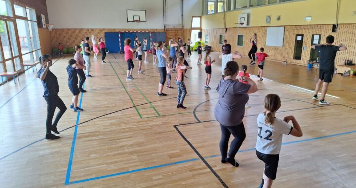 Kinder und Erwachsene beim Zumba® mit Trainerin Stefanie Reinhardt