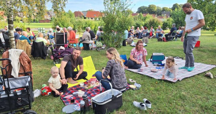 ca. 50 Einwohner Wittenfördens beim Picknick im Generationenpark