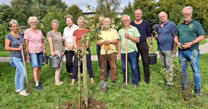 Gemeindevertreter und Einwohner Wittenfördens mit frisch gepflanztem Apfelbaum