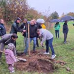 Väter bei der Pflanzung des sechsten Generationenbaumes
