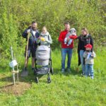Familie Noffke und Familie Surau bei der Pflanzung des Generationenbaumes