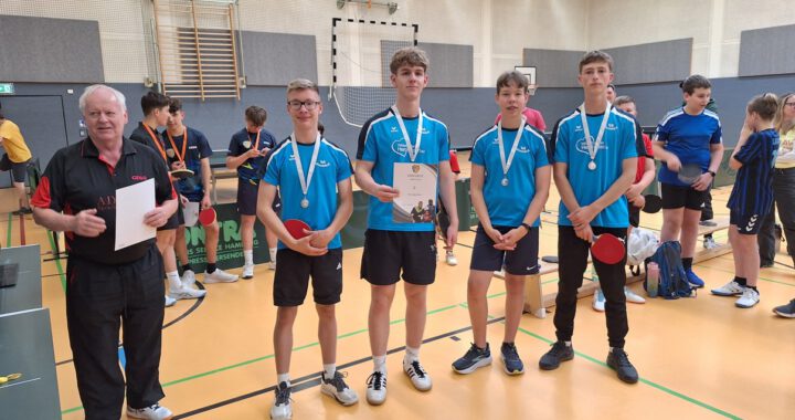 vier Mitglieder des TuS Wittenförden e.V. bei Verleihung der Silbermedaille beim Tischtennisturnier in Schwerin