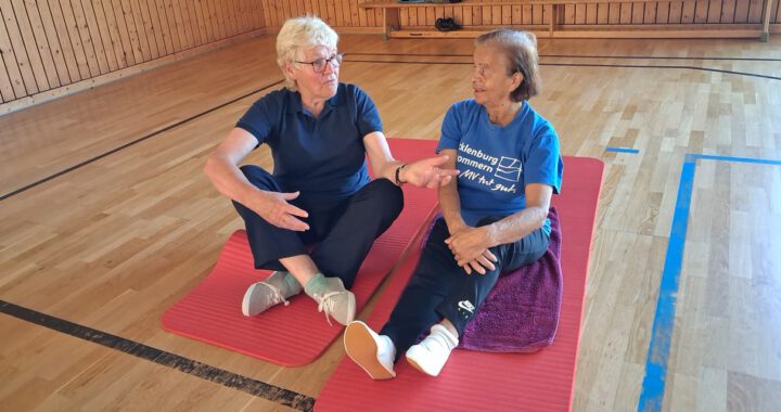 Gerda Czilwa und Karin Glißmann unterhalten sich in der Sporthalle